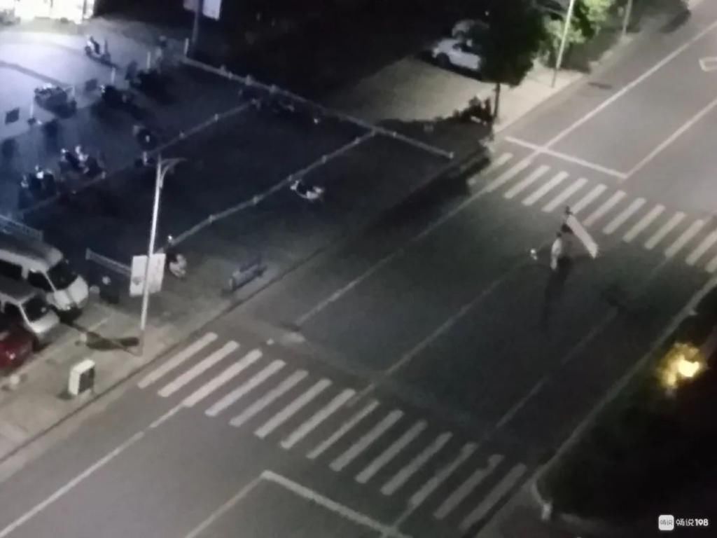 闹事|吾悦广场有人醉酒闹事！打砸店门、掀翻电瓶车，警察都来了