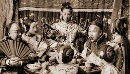 老照片|晚清百姓生活老照片,地主小老婆确实漂亮,抽鸦片的女子打扮时髦