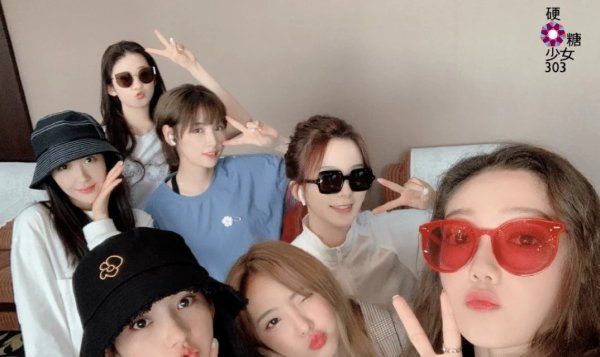  苦瓜脸|硬糖少女发布新海报, 所有人满分笑容营业, 却有一人顶着苦瓜脸