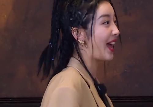  握手|赵小棠参加《极挑》，邓伦的握手方式与他人不同，当自己拍偶像剧呢