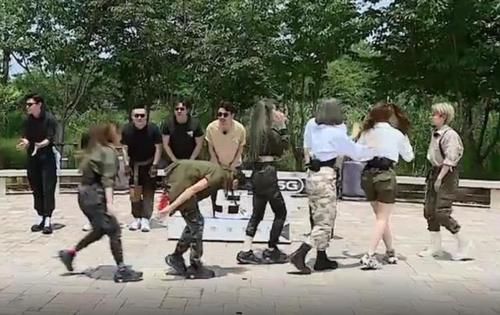  节目|岳云鹏不会英语被队友嘲笑，到底是真的不会，还是为了节目效果？