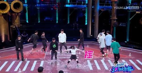  怒骂|水舞台PK大战，受伤2人退赛1人，4支战队3支战损，观众怒骂没人性