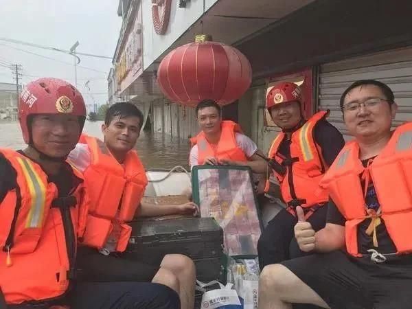  捞出|银行被淹！河南消防驰援安徽洪灾，洪水中捞出银行300多万现金