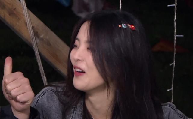  单身|杨超越夹菜给邓伦吃，谁注意邓伦接下来反应？单身者的避嫌