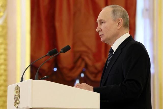 俄罗斯总统普京，对美国驻俄新任大使讲完话后，潇洒离开