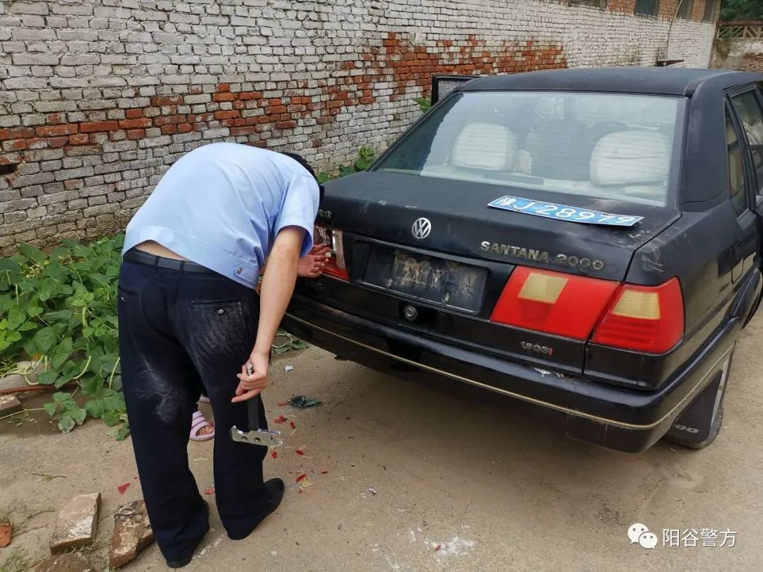  后备箱|儿童捉迷藏躲进后备箱 阳谷民警心急火燎救助