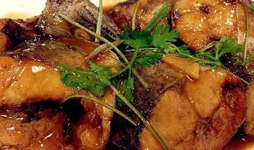  四溢|冬天，此鱼正是肥美之际，刺少肉还多，简单一炖，香气四溢贼下饭