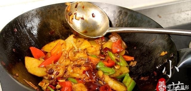  干锅|干锅土豆片家常做法，脆嫩鲜香，香辣可口，学会再也不用去饭店了