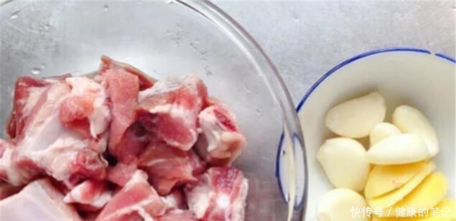 糖醋排骨|别馋邻居家糖醋排骨了!你也能做,只需5步,排骨既酸甜又酥脆