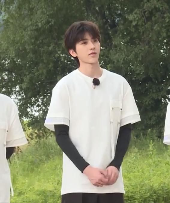  精彩|200731《奔跑吧》泥潭木头人游戏精彩上演 拿到破伞的坤坤实力演绎无助又可怜