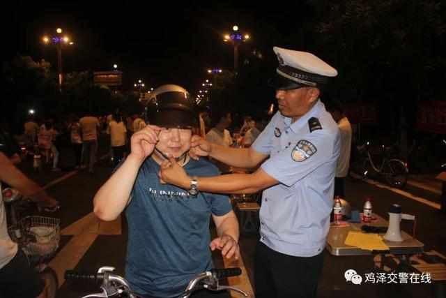  鸡泽|「一盔一带」鸡泽交警夜市摆地摊宣传交通安全
