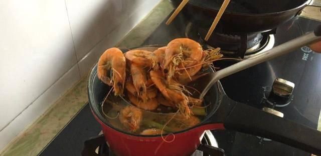  试试|大虾不要油焖和清蒸了，试试新做法，太香太下饭了，一定要收藏
