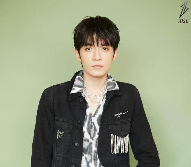  总决赛|快本主持迎来决赛，R1SE入围两员大将，大合影站位暗藏玄机？