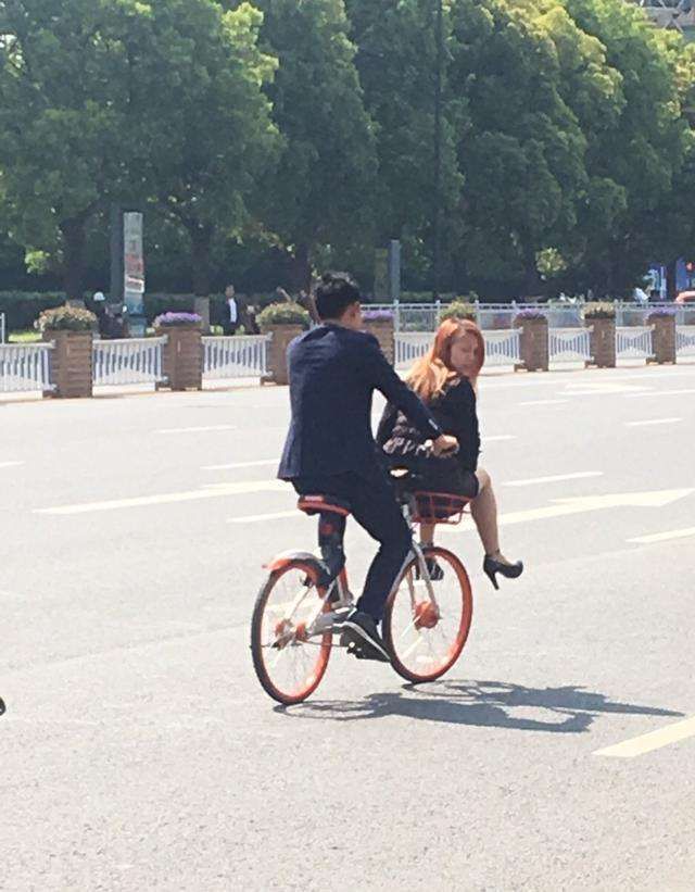 画面|没素质!18岁姑娘坐共享单车车筐上!画面辣眼睛!