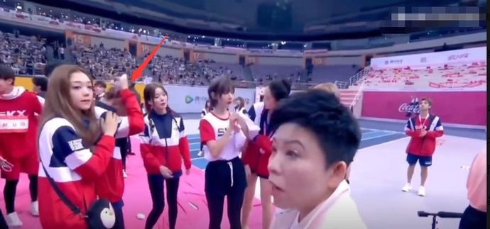  邓亚萍|《超新星》王艺瑾让邓亚萍难堪，刚戴上奖牌就自己摘下，场面尴尬