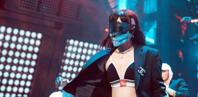  孟美岐|《蒙面舞王》首播尬夸硬捧，卖腰卖腿质量低，王一博孟美岐救不了