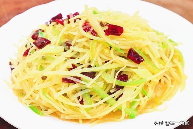 技巧|炒土豆丝前,用水冲洗就错了40年大厨教你3大技巧,脆爽不粘锅