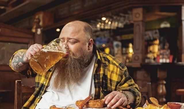  表现|肝癌是酒“泡”出来的？提醒：早起有4个表现，快戒酒，查查肝