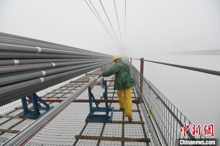 广西最长跨海大桥龙门大桥主缆完成架设