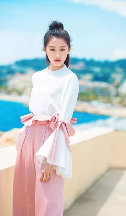  搭配|最近关晓彤风格大变，穿深V礼服霸气亮相，尽显成熟韵味