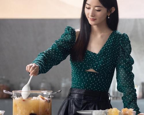  宣传片|赵丽颖拍《中餐厅》宣传片，大胆挑战“露胃装”，确定是30岁吗