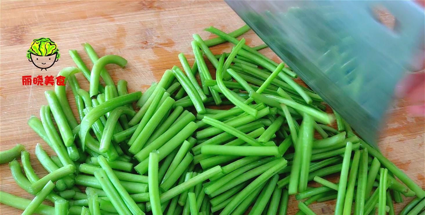  红薯|红薯梗有人焯水，有人直接炒，都不对，教你解馋吃法