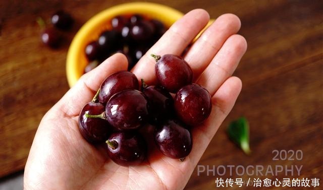 葡萄的时|洗葡萄不能只加清水,多加“这两样”,脏东西悄悄溜走,吃着放心