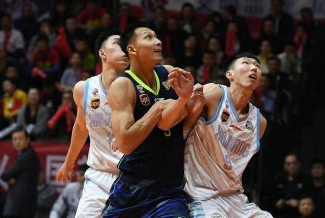 边线球|周琦不就一个边线球失误吗?为什么没人尊重他,态度懒散是最致命