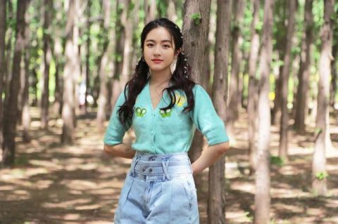 眼球|李兰迪街头胶片来袭!马甲配格纹裤打造复古范,网纹发带夺人眼球