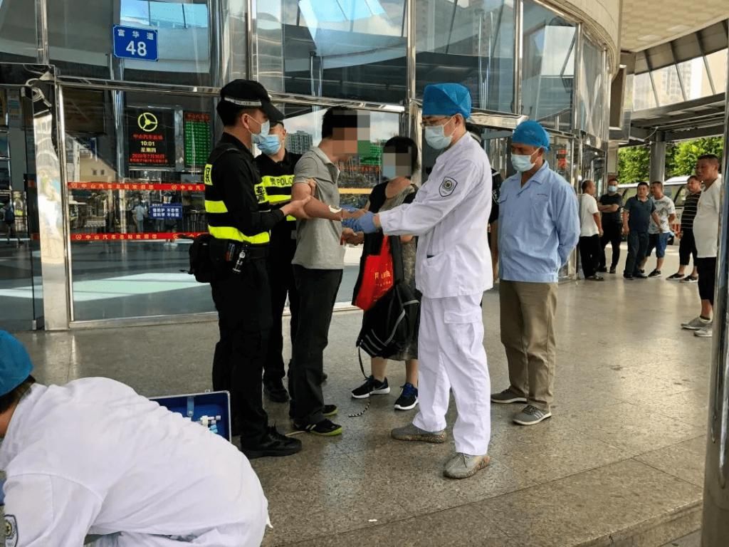  出手|男子失足跌倒不省人事！危急时刻，他们出手了……