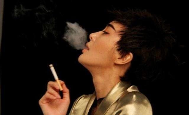  综艺节目|他上跑男很克制自己！烟瘾犯了后喝牛奶被观众看穿，最终只好尬演