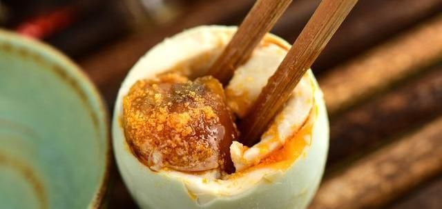 沙流油|腌咸鸭蛋时,别只加食盐,大厨教你正确方法,个个起沙流油