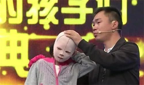 同学|女孩因一直戴“头套”上学,受尽同学嘲笑,摘下头套后众人沉默了