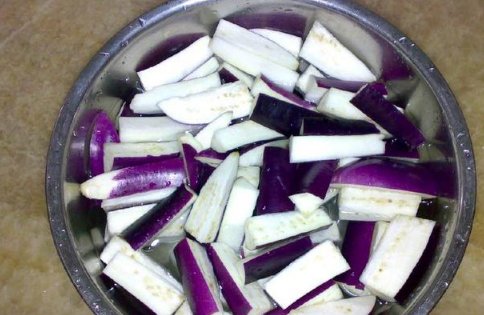  茄子|蒸茄子时，不要直接上锅蒸，学会这一招，蒸出来的茄子好看又好吃