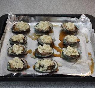  做出|最近，40块钱一斤的鲍鱼火了，一碗蒜蓉配上烤箱做出蒜蓉烤鲍鱼