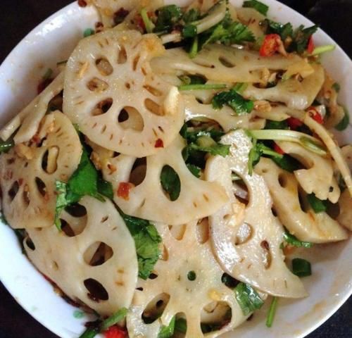  好吃|吃莲藕发黑变色？记住这个技巧，莲藕又脆又白净，比饭店炒的都好吃