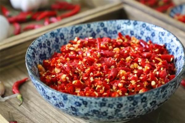  高度白酒|剁辣椒最简单的做法，配方比例告诉你，香辣无添加，放一年都不坏
