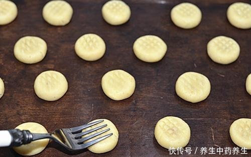  自制|自制新春早餐零食，肉松小酥饼，香酥可口又营养，大人孩子都爱吃