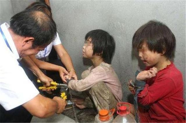  女儿|3岁女儿商场跟爸妈走散，1小时后被找回，爸妈却已认不出