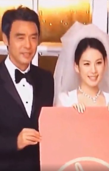  眼泪|钟镇涛参加女儿婚礼转身偷抹眼泪显不舍