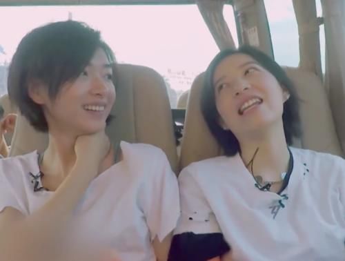  排练|万茜组坐车去排练，三人都是正常坐姿，黄龄的造型一言难尽