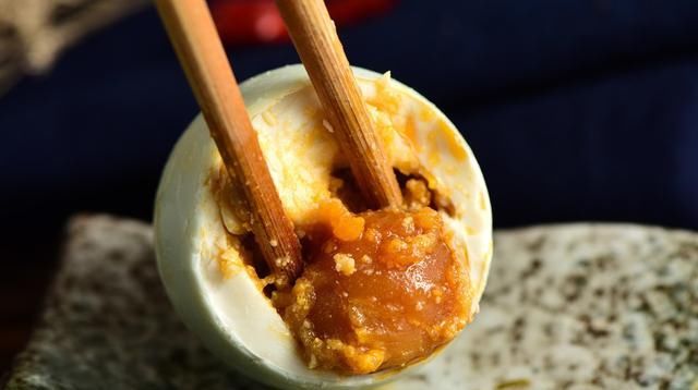  学会|腌咸鸭蛋，学会这个简单方法，7天就能吃，个个起沙流油