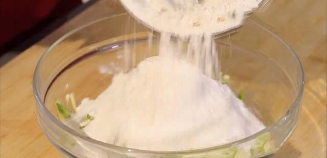 老少皆宜|早餐饼西葫芦鸡蛋饼,味道鲜美,老少皆宜,做法简单又省事、快捷