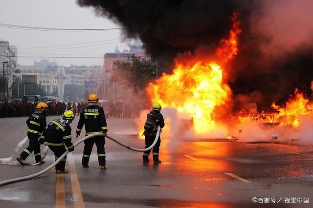  罐车|痛心!2死4伤!危化品罐车侧翻起火引燃门店!钱重要还是命重要?