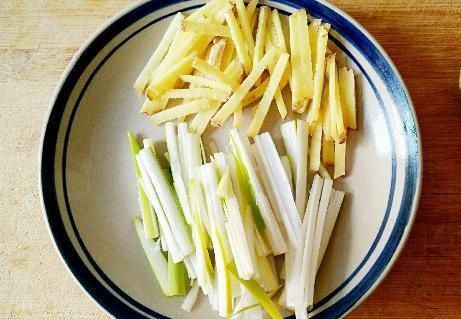 料酒|清蒸鲈鱼,放盐和料酒是不对的,教你正确做法,不腥不柴更鲜嫩