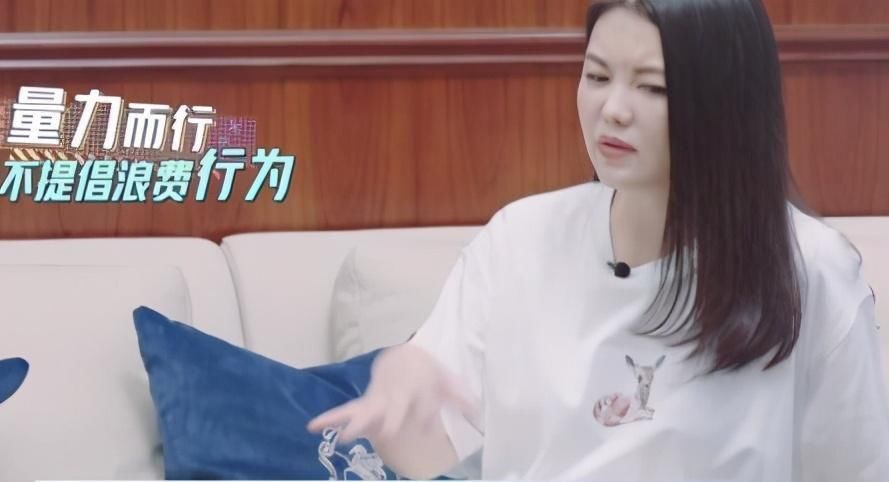  李湘|李湘下厨煎鸡蛋，看到锅里的油，观众：有钱人的家里就这样的吗