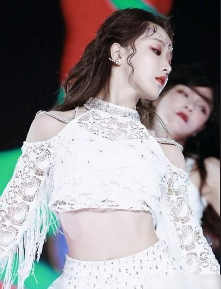  超车|姜贞羽，徐艺洋因祸得福，人气资源样样不差，弯道超车硬糖少女