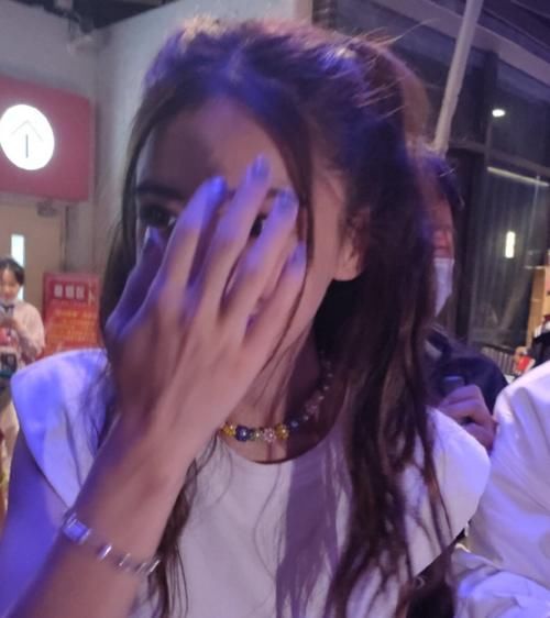 粉丝|baby给粉丝买奶茶,网友无美颜随手一拍,这模样哪像是31岁?