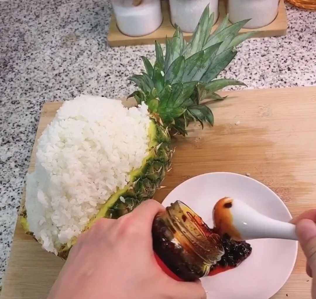  米饭|薛之谦厨房又调皮了！做饭假装好吃，旁边好友一语戳破