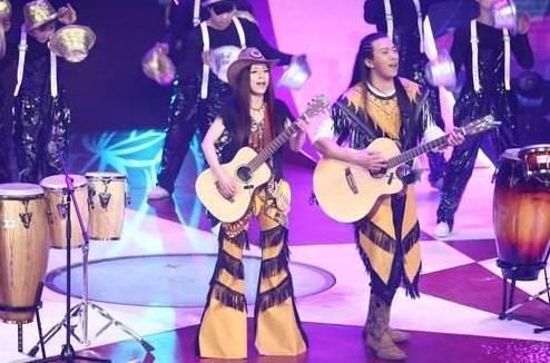  实力|星光大道冠军，实力不输凤凰传奇，如今事业惨淡，直播百人观看